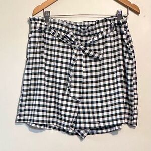 Trendy black and white gingham shorts- Sz 14. Cottagecore, country look!